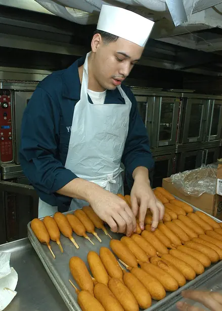 Foto von Klassische Amerikanische Corn Dogs (2) – fertig angerichtet