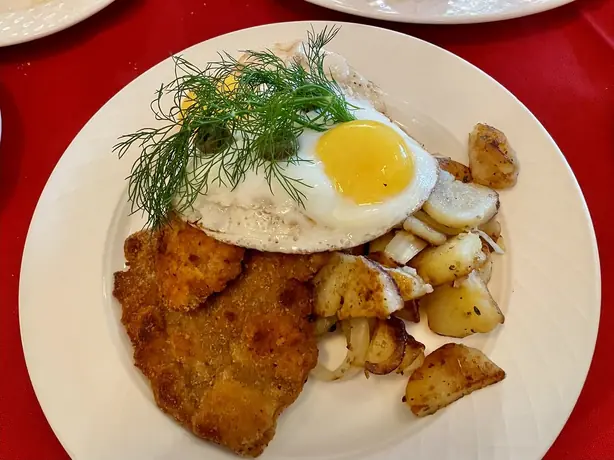 Foto von Klassisches Schnitzel Holstein – fertig angerichtet