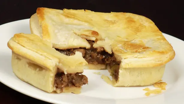 Foto von Australischer Meat Pie klassisch – fertig angerichtet