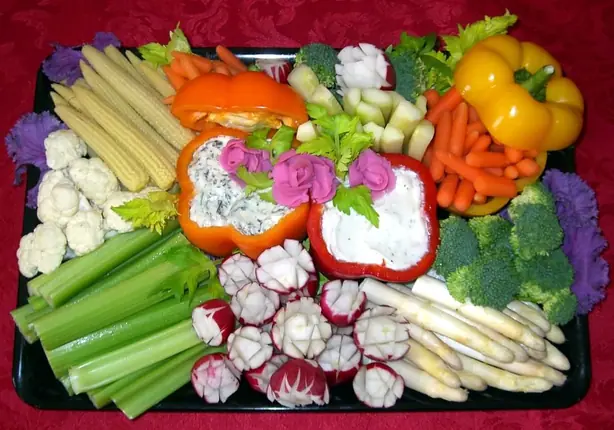 Foto von Französische Rohkostplatte Crudités – fertig angerichtet