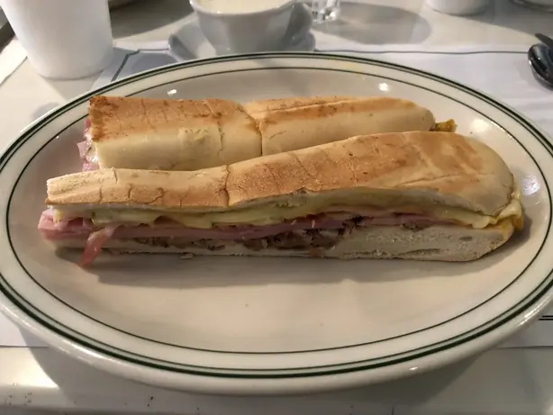 Versailles, Calle Ocho, Miami - Cuban Sandwich – Foto: Todd Van Hoosear (CC BY-SA 2.0)