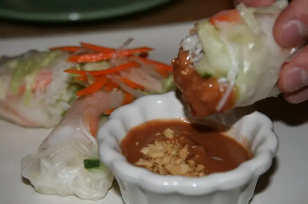 Viet soft rolls with a black bean dipping sauce – Foto: Spicy Bear from Charlottesvill (CC BY-SA 2.0)