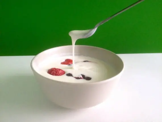 Foto von Finnisches Viili (Sauermilch) klassisch – fertig angerichtet