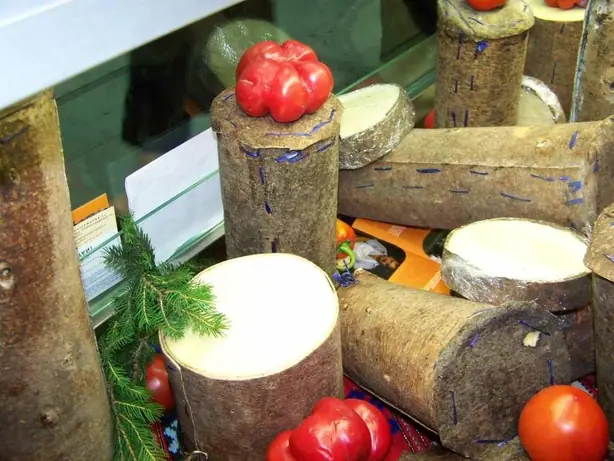 Foto von Rumänischer Schafskäse in Fichtenschale – fertig angerichtet