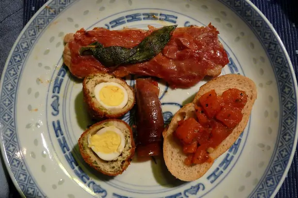 Foto von Wachteleier im Schlafrock – fertig angerichtet