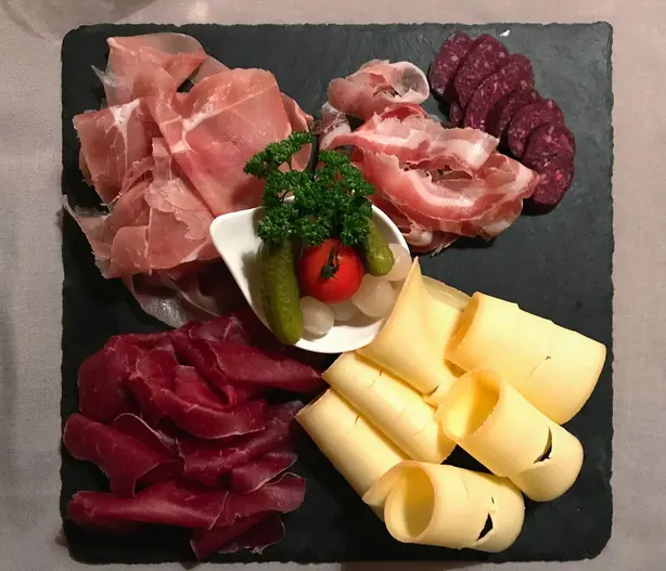 Foto von Klassischer Walliser Teller – fertig angerichtet