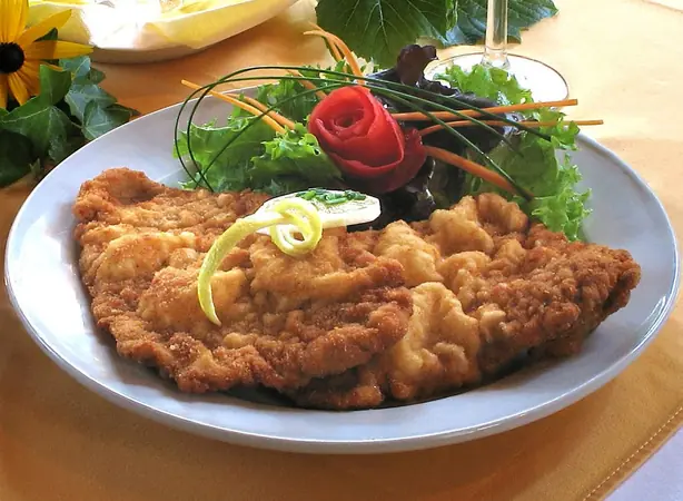 Foto von Wiener Schnitzel klassisch (3) – fertig angerichtet
