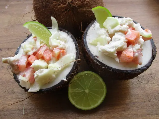 Foto von Ota 'ika – Polynesischer Fisch in Zitronen-Kokos-Marinade – fertig angerichtet