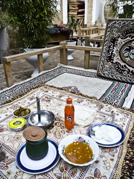 Foto von Traditioneller persischer Abgoosht mit Lamm und Kichererbsen – fertig angerichtet