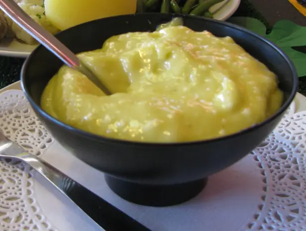 Foto von Klassische Aioli – Knoblauch-Öl-Emulsion aus dem Mittelmeerraum – fertig angerichtet