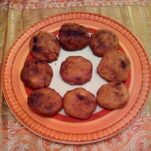 Foto von Adhirasam – indisches Süßgebäck – fertig angerichtet