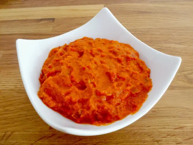 Foto von Ajvar – Balkan-Paprikadip – fertig angerichtet