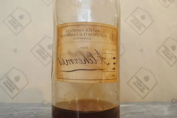 Foto von Alchermes Likör selbstgemacht – fertig angerichtet