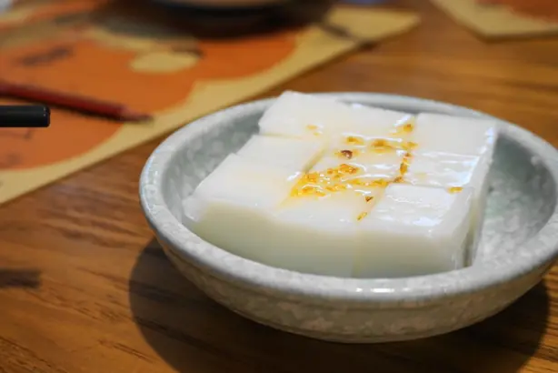 Foto von Mandeltofu aus der Schale – fertig angerichtet