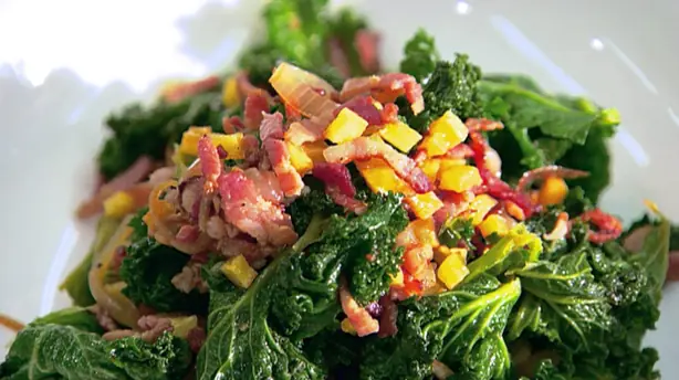 Foto von Wildkohl mit Speck & Kartoffeln – fertig angerichtet