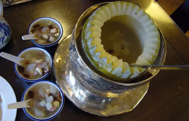 Foto von Kantonesische Double Steamed Hühnersuppe – fertig angerichtet