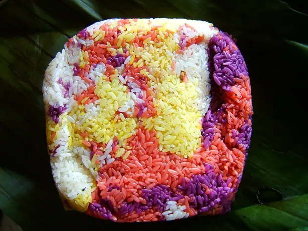 Foto von Vietnamesischer Roter Klebreis Xôi Gấc – fertig angerichtet