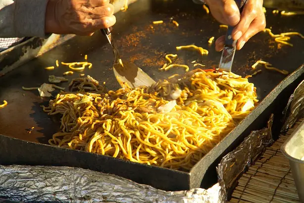 Foto von Klassische Japanische Yakisoba – fertig angerichtet