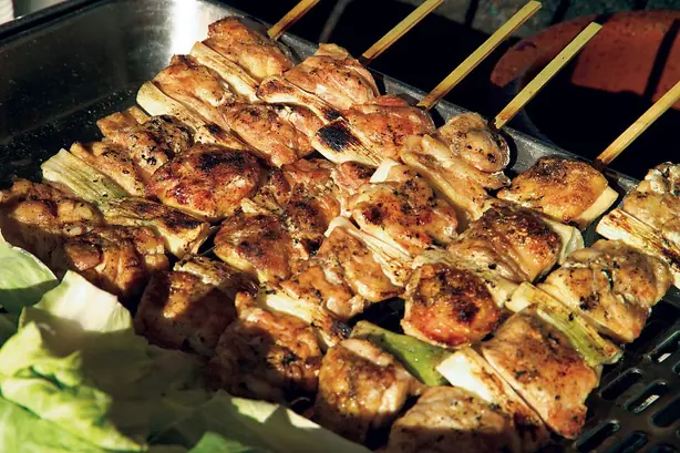 Foto von Klassische Japanische Yakitori Spieße – fertig angerichtet