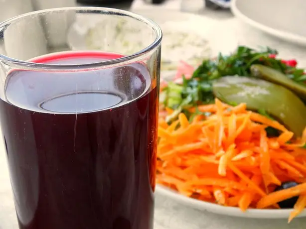 Foto von Türkischer Şalgam Saft klassisch – fertig angerichtet