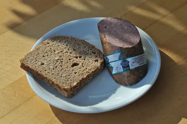 Foto von Boston Brown Bread – gedämpft oder gebacken – fertig angerichtet