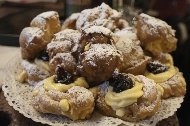 Zeppole stacked on a plate – Foto: Luca Sartoni (CC BY-SA 2.0)
