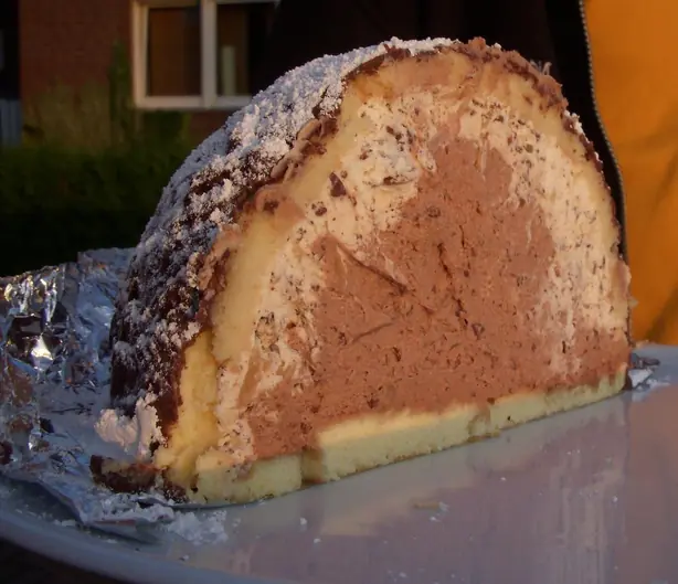 Foto von Klassische Italienische Zuccotto Kuppeltorte – fertig angerichtet